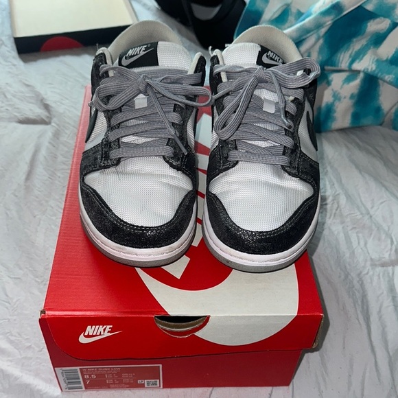 Nike Metallic Black/White Dunks - Picture 5 of 6